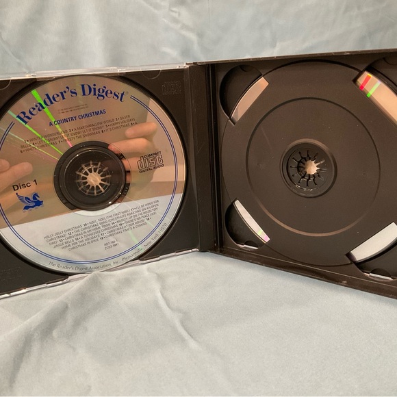 It comes with a CD with 20 songs - Picture 3 of 3